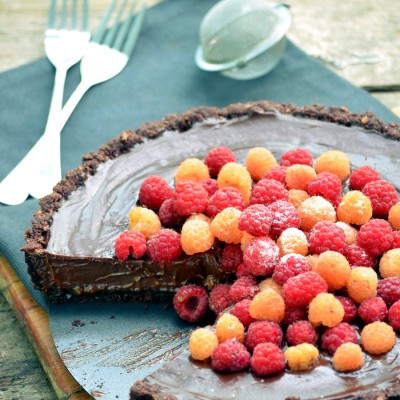 Tarta decadenta cu ciocolata si zmeura