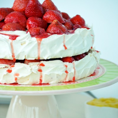 Pavlova cu capsune si mascarpone – un an de blog!