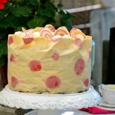 Tort aniversar cu ciocolata alba, crema de lamaie si visine