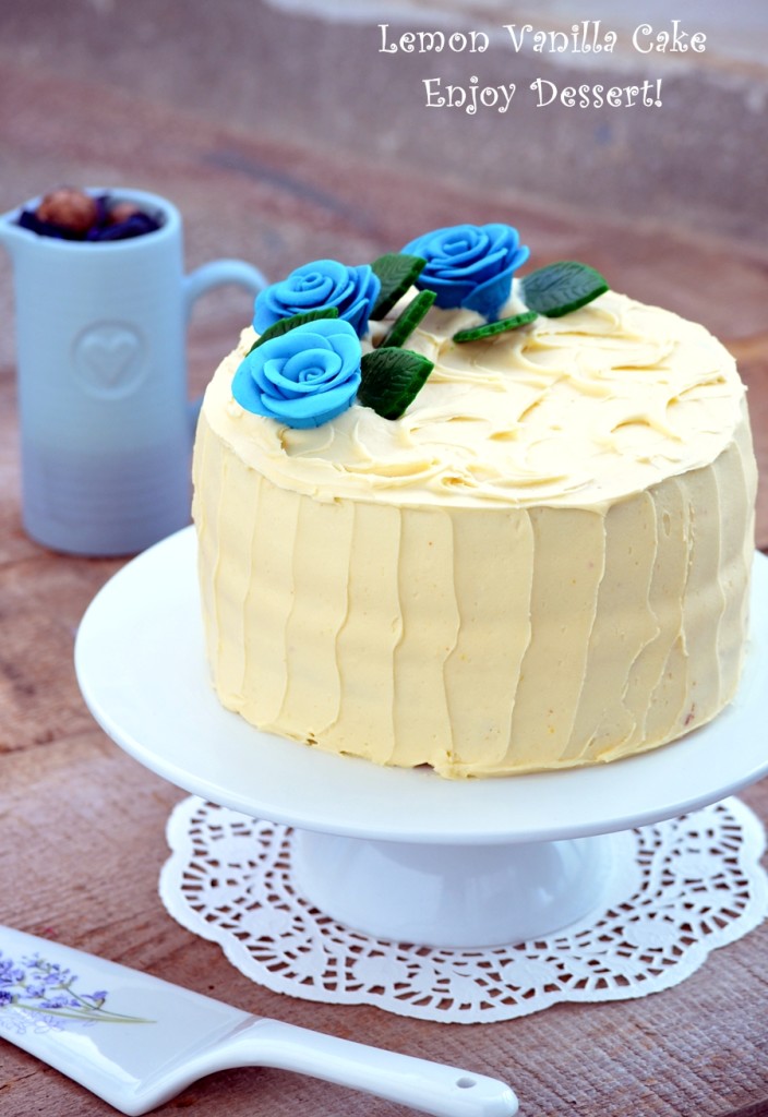 Tort cu crema de lamaie, ciocolata alba si trandafiri din pasta de zahar