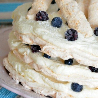 Tort de bezea cu mascarpone si cocos