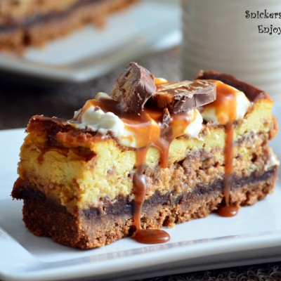 Snickers Cheesecake – Prajitura cu branza si batoane snickers