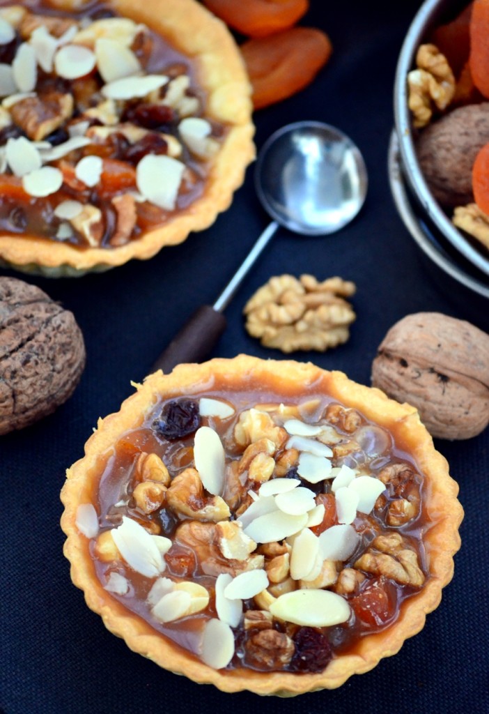 Tarte cu fructe uscate si caramel