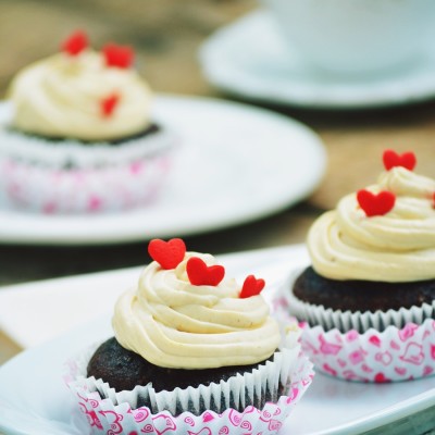 Cupcakes cu ciocolata, alune si visine