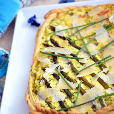 Tarta cu sparanghel, chives si somon afumat