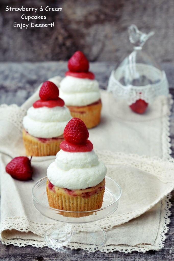 Cupcakes marmorate cu capsune