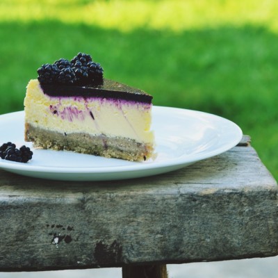 Cheesecake cu jeleu de mure si cimbrisor