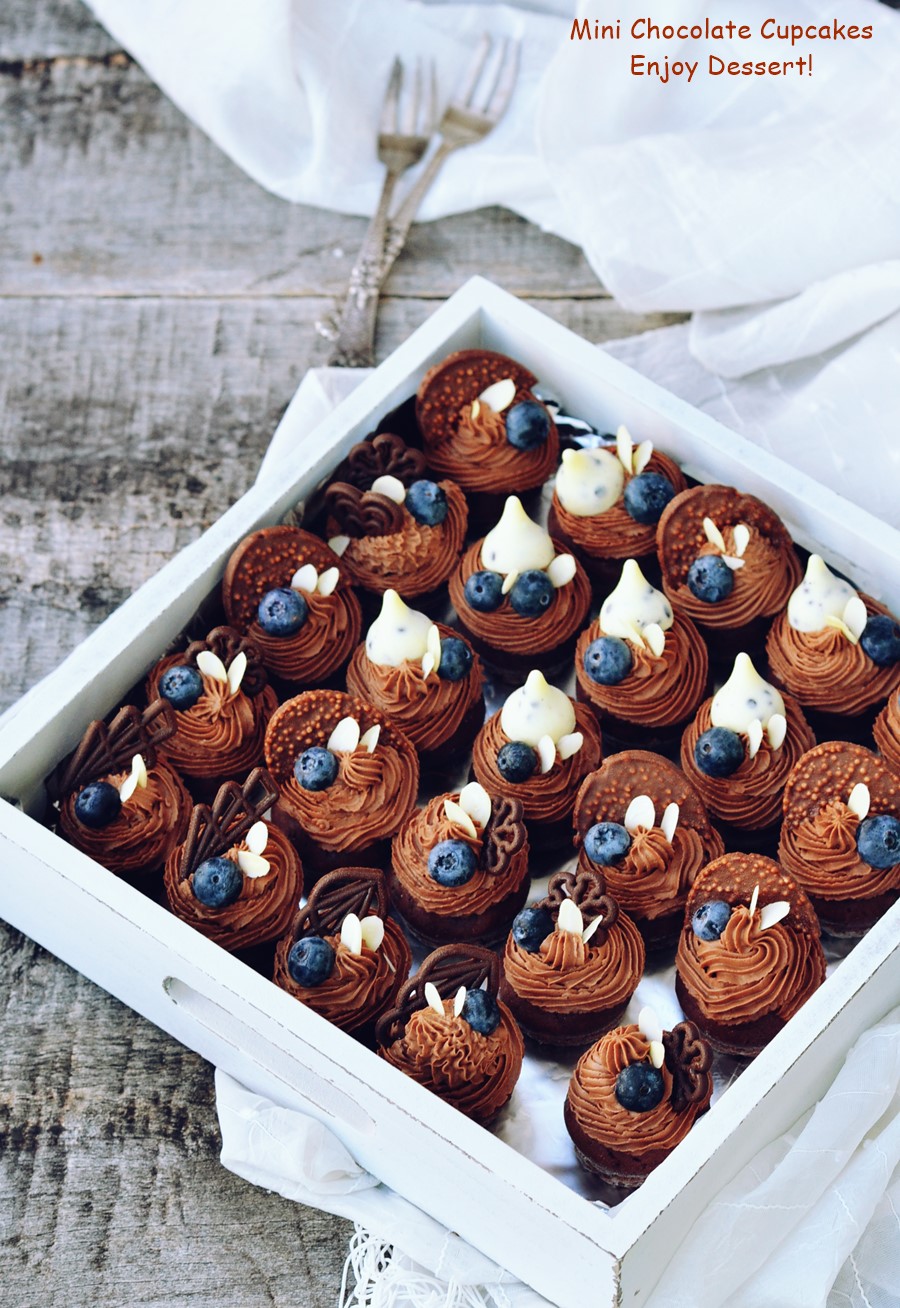 Mini cupcakes cu afine si ciocolata