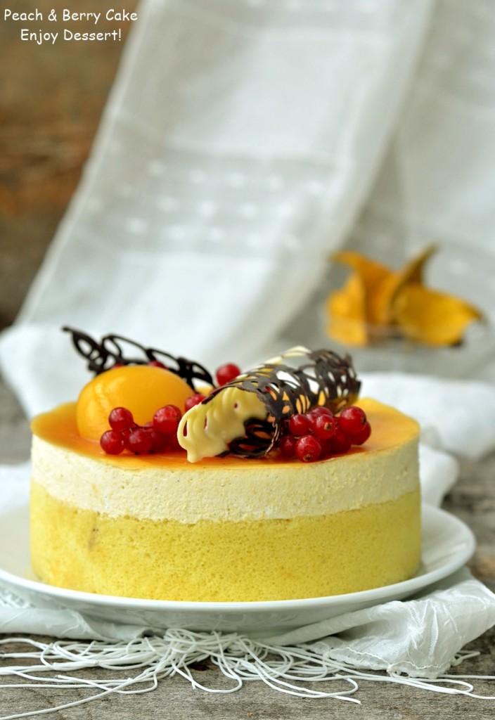 Entremet cu piersici si fructe de padure